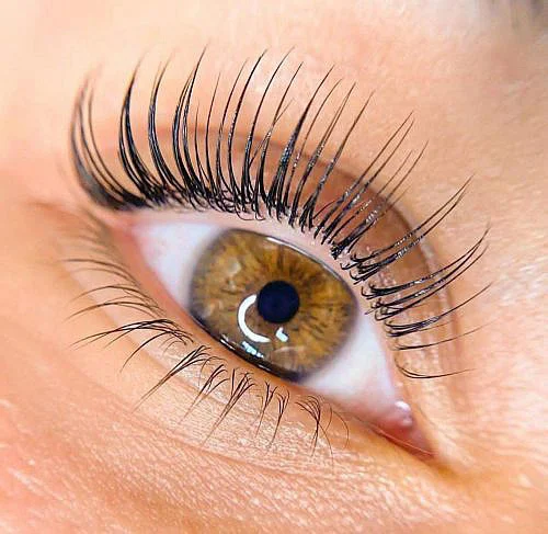 لیفت مژه و ابرو در هنر آرایش دائم